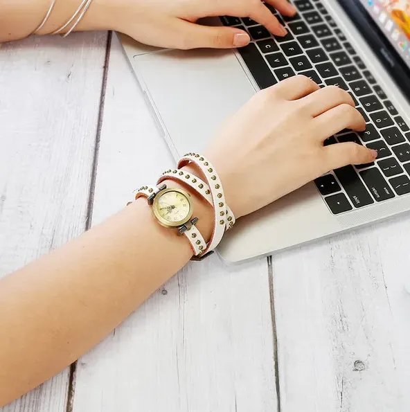 Fashionable Rivet Leather Belt Retro Watch 3